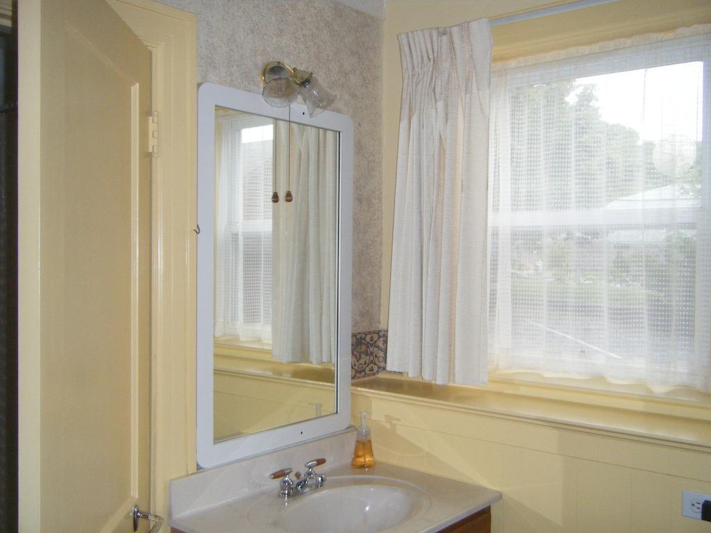 Boardwalk Inn Saint Ignace Δωμάτιο φωτογραφία